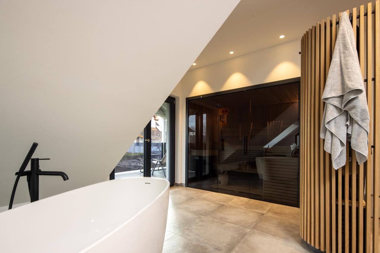 Maßgefertigte Premium-Sauna von RUKU im modernen Wohnraum.