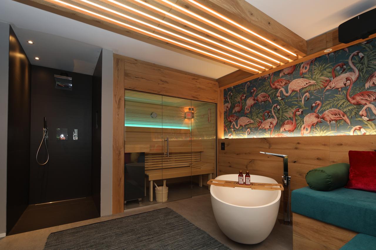 Maßgefertigte Wellness-Sauna mit indirekter Beleuchtung und elegantem Design.