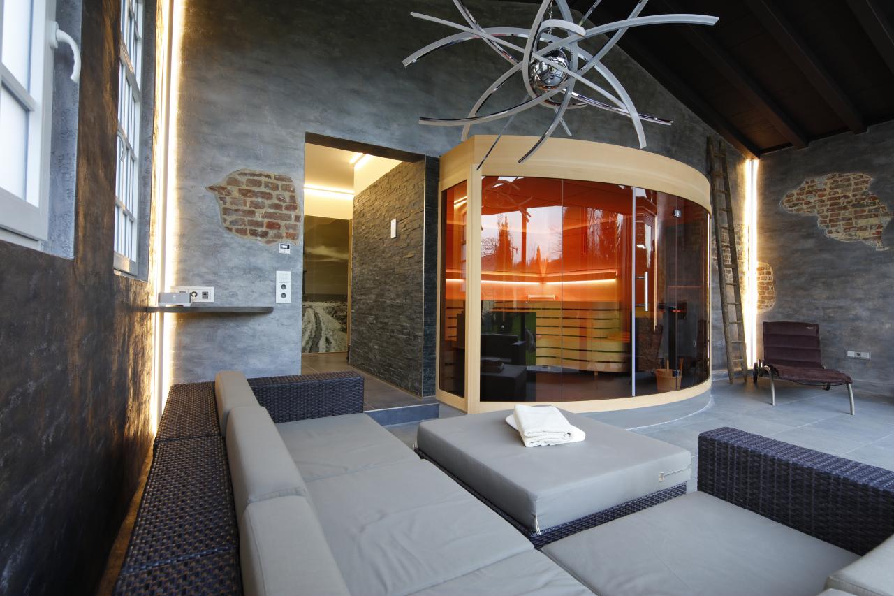 Maßgefertigte Wellness-Sauna mit indirekter Beleuchtung und elegantem Design.