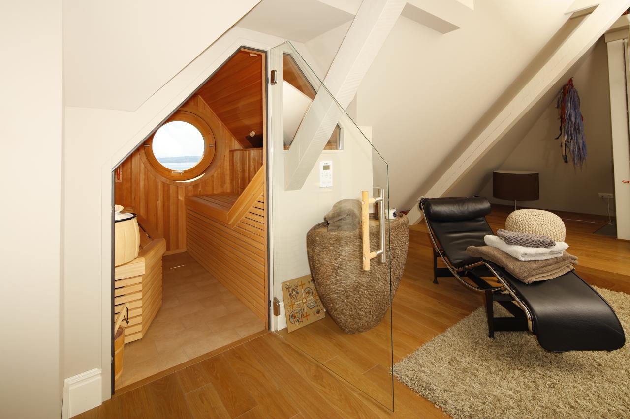 Kleine, individuell geplante Einbausauna von RUKU mit durchdachtem Raumdesign.