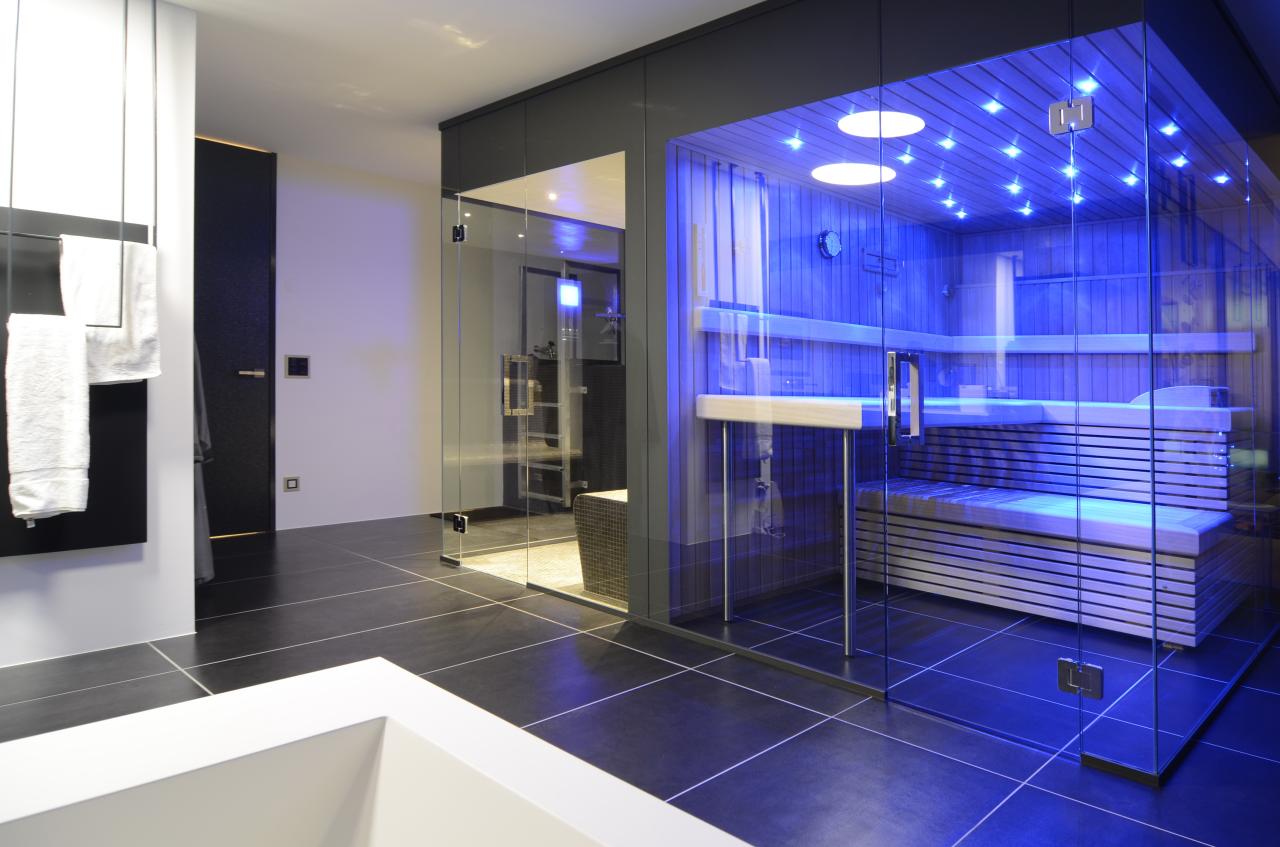 Individuell gestaltete Sauna mit besonderem Licht- und Designkonzept, gefertigt von RUKU.