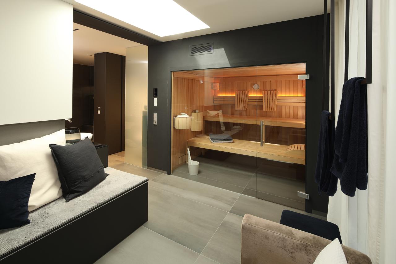 Maßgefertigte Wellness-Sauna mit indirekter Beleuchtung und elegantem Design.