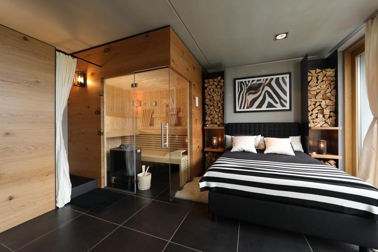 RUKU Maßsauna mit ergonomischer Bankanordnung und moderner Holzoptik.