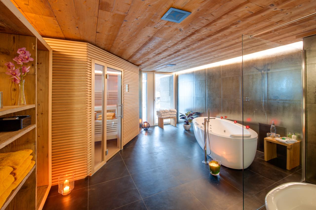 Maßgefertigte Wellness-Sauna von RUKU mit natürlicher Holzverkleidung und stimmungsvollem Licht.